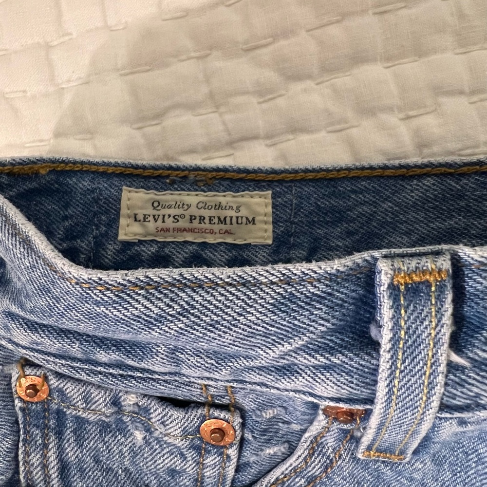 Levi’s High Rise Shorts - Picture 2 of 3
